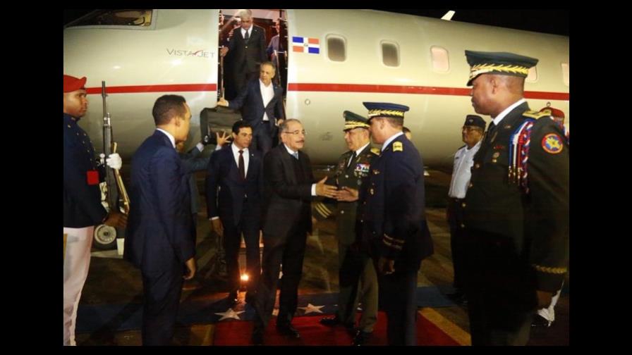 Presidente Medina llegó anoche al país luego de visita oficial a China