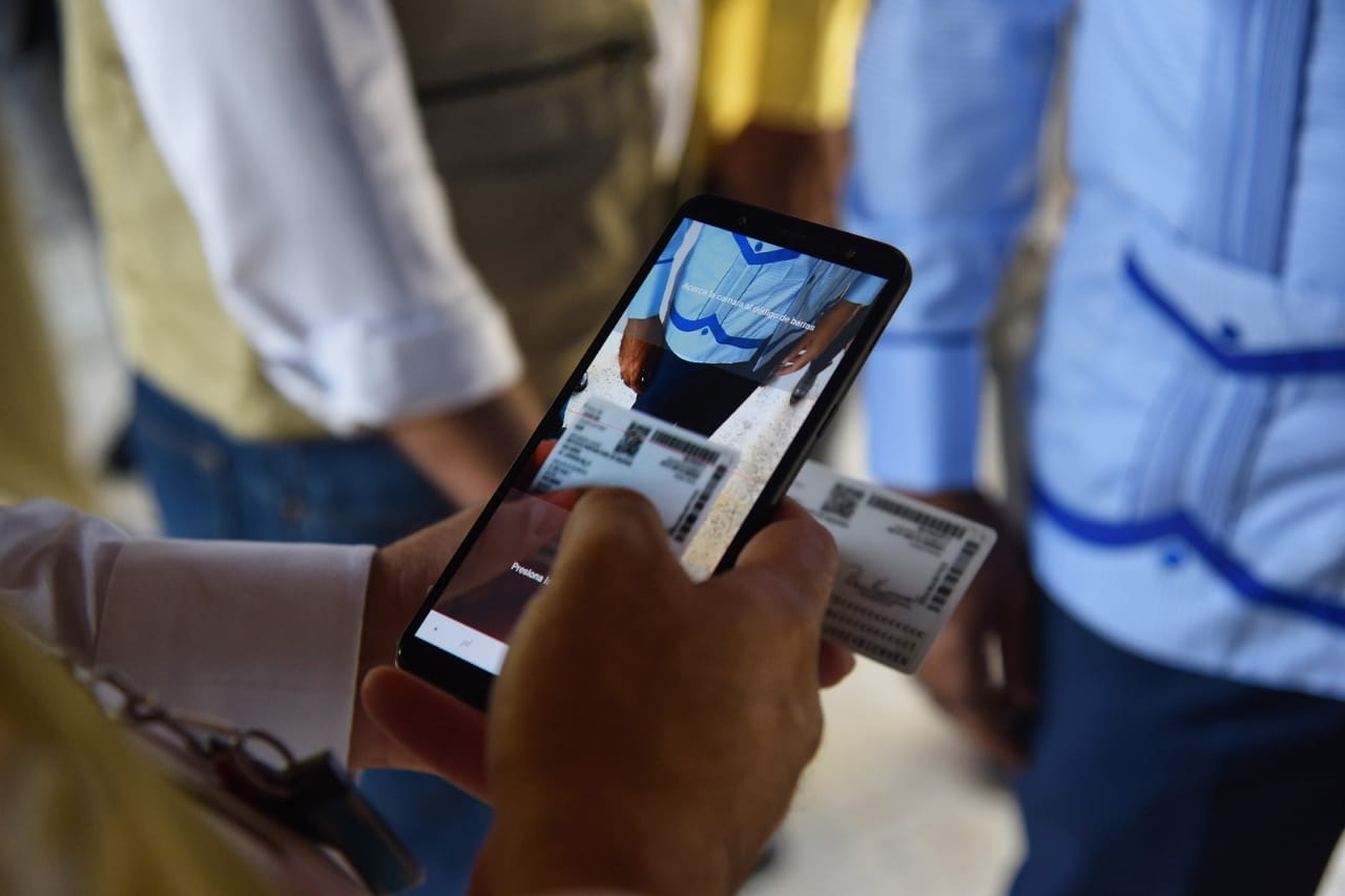 A su llegada, los perremeistas fueron verificados con teléfonos celulares.