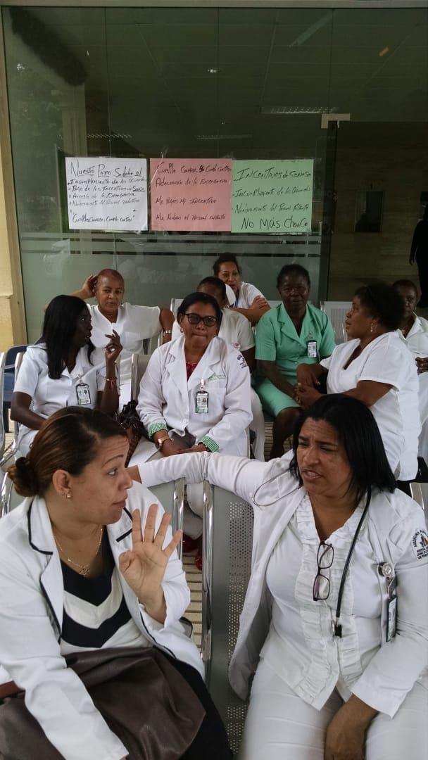 Enfermeras de hospital público de San Pedro se van a huelga