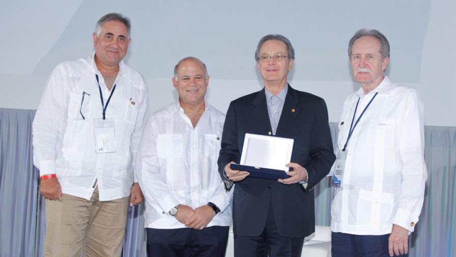 Banqueros de la región reconocen trayectoria de Alejandro E. Grullón Banqueros de la región reconocen trayectoria de Alejandro E. Grullón