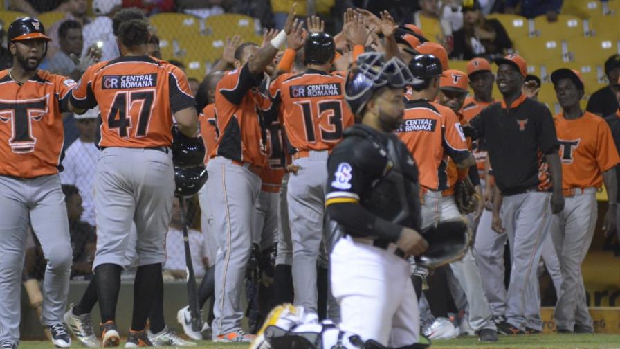 Los Toros frenan en Santiago racha de tres derrotas y cierran más el torneo Los Toros frenan en Santiago racha de tres derrotas y cierran más el torneo