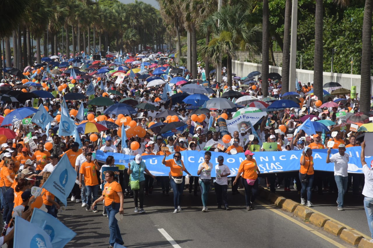 Miles de personas pertenecientes a más de 300 parroquias del Gran Santo Domingo y Santiago participan la mañana de este domingo en las caminatas “Un Paso por mi Familia”, que se celebraron en la avenida George Washington con Abraham Lincoln, en Santo Domingo, y desde la catedral en Santiago hasta el Parque Central.