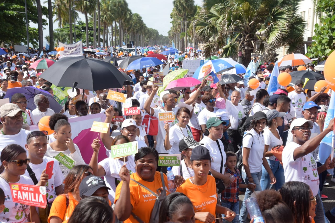Miles de personas pertenecientes a más de 300 parroquias del Gran Santo Domingo y Santiago participan la mañana de este domingo en las caminatas “Un Paso por mi Familia”, que se celebraron en la avenida George Washington con Abraham Lincoln, en Santo Domingo, y desde la catedral en Santiago hasta el Parque Central.
