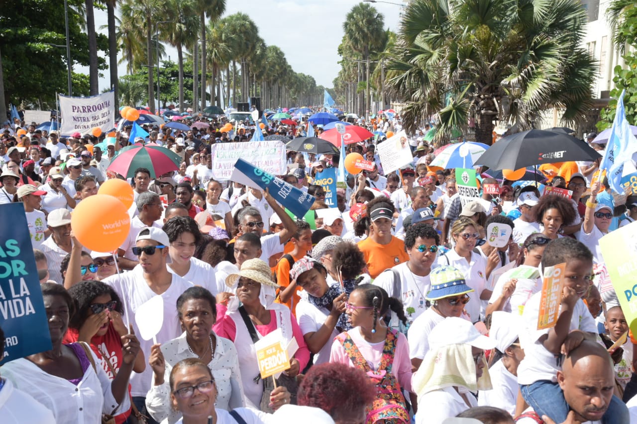 Miles de personas pertenecientes a más de 300 parroquias del Gran Santo Domingo y Santiago participan la mañana de este domingo en las caminatas “Un Paso por mi Familia”, que se celebraron en la avenida George Washington con Abraham Lincoln, en Santo Domingo, y desde la catedral en Santiago hasta el Parque Central.