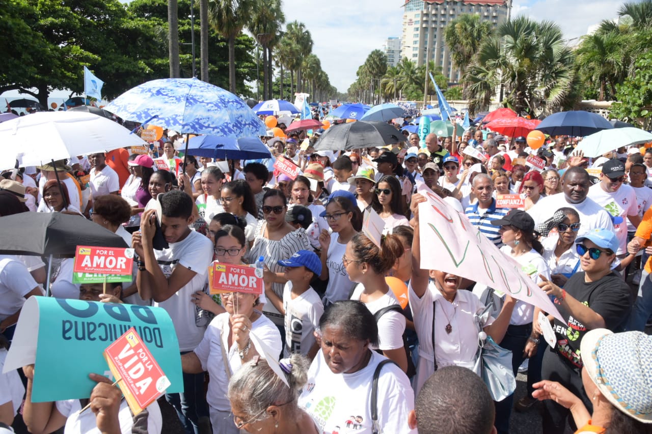 Miles de personas pertenecientes a más de 300 parroquias del Gran Santo Domingo y Santiago participan la mañana de este domingo en las caminatas “Un Paso por mi Familia”, que se celebraron en la avenida George Washington con Abraham Lincoln, en Santo Domingo, y desde la catedral en Santiago hasta el Parque Central.