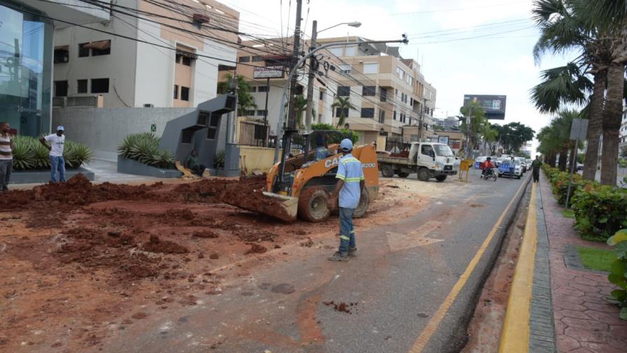 Rotura de tubería deja sin agua sector Piantini