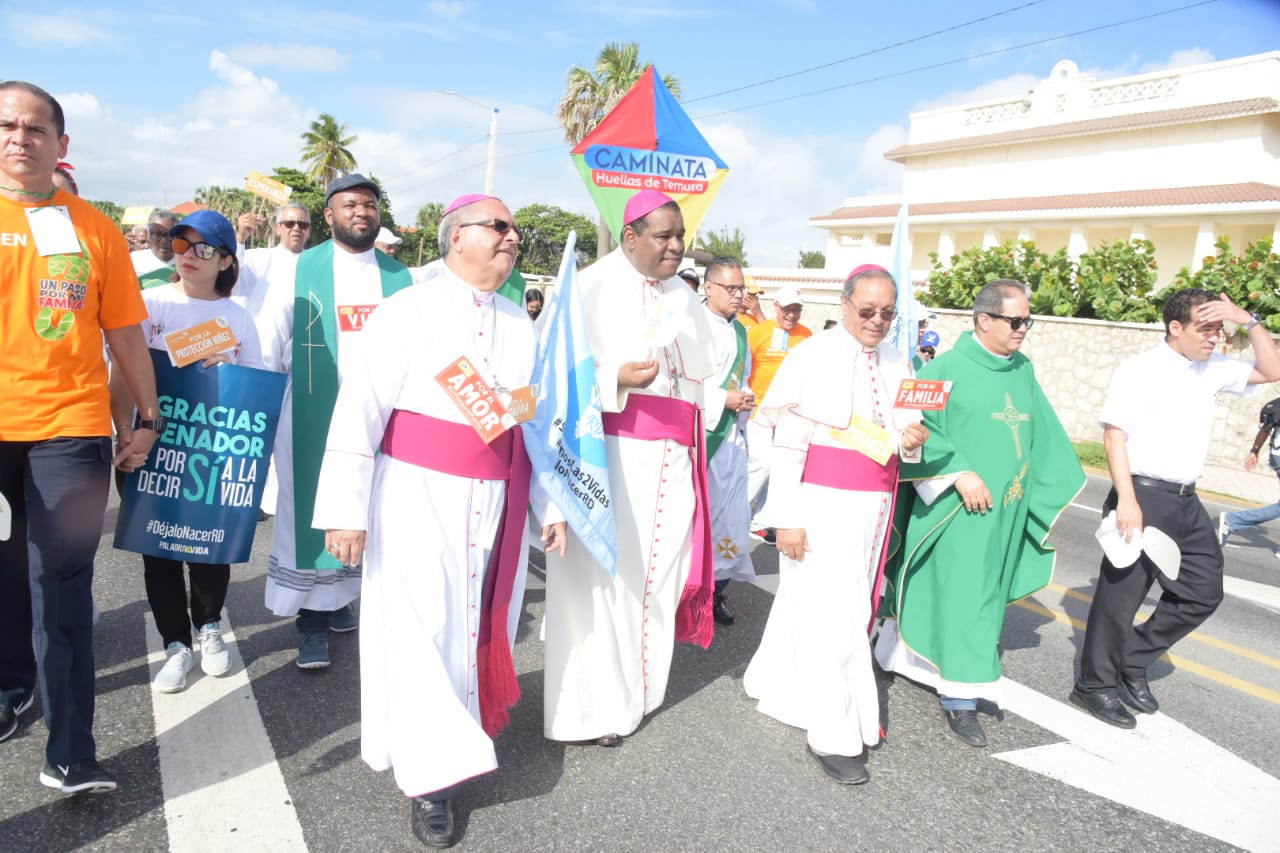 Miles de personas pertenecientes a más de 300 parroquias del Gran Santo Domingo y Santiago participan la mañana de este domingo en las caminatas “Un Paso por mi Familia”, que se celebraron en la avenida George Washington con Abraham Lincoln, en Santo Domingo, y desde la catedral en Santiago hasta el Parque Central.