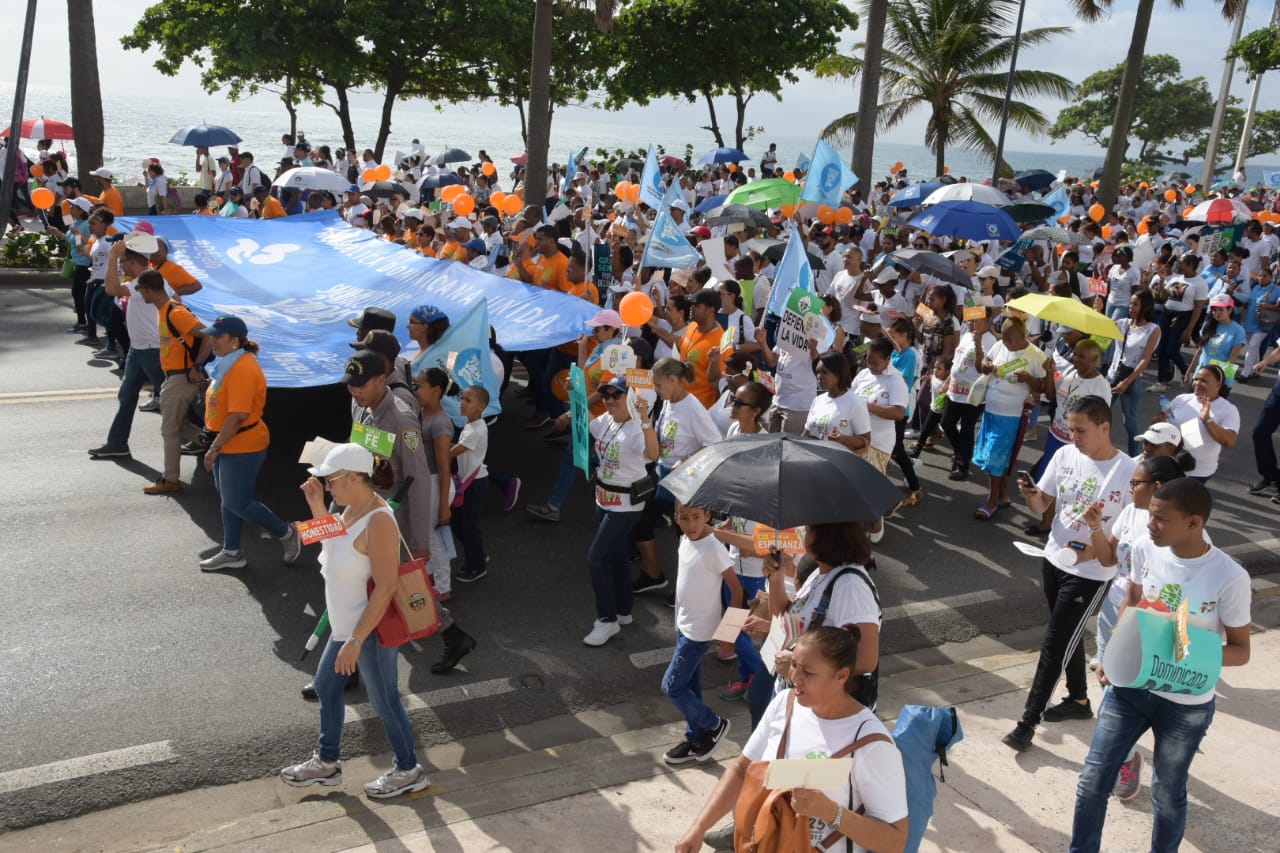 Miles de personas pertenecientes a más de 300 parroquias del Gran Santo Domingo y Santiago participan la mañana de este domingo en las caminatas “Un Paso por mi Familia”, que se celebraron en la avenida George Washington con Abraham Lincoln, en Santo Domingo, y desde la catedral en Santiago hasta el Parque Central.