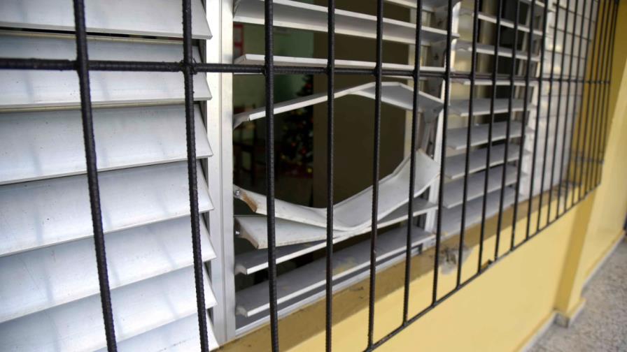 Desconocidos robaron equipos y dinero en escuela de Santiago, por tercera vez en una semana