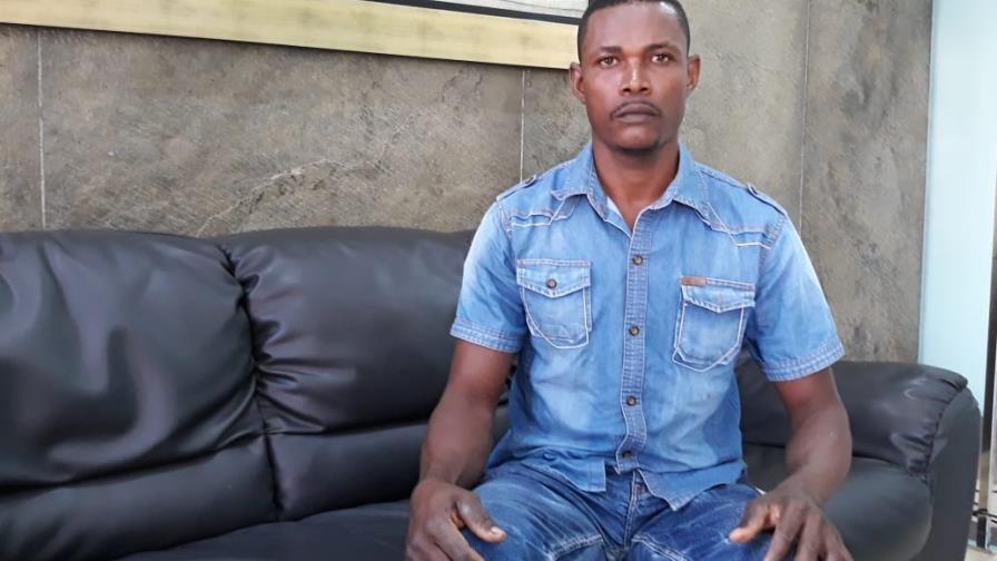 Extranjero dice le tienen retenido su carnet de regularización 