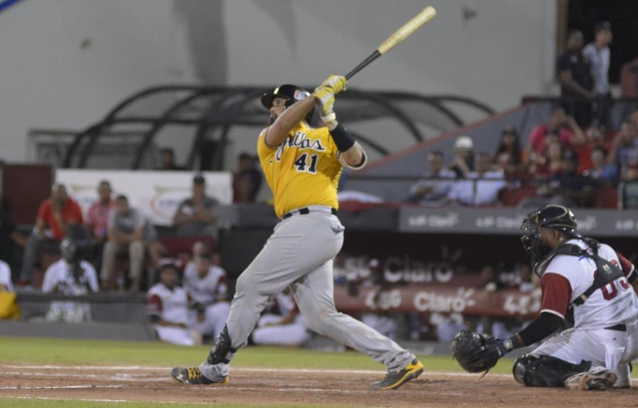 Francisco Peña devuelve a las Águilas a la zona de playoffs