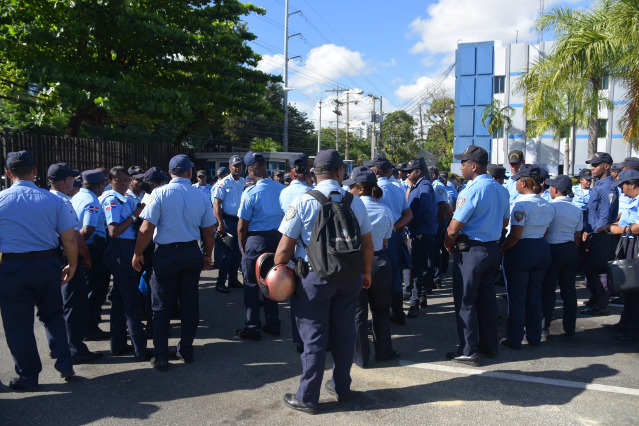 “Desde hoy y hasta que culminen las festividades de Fin de Año y Día de Reyes, estaremos ejecutando este operativo especial que busca mantener un clima de seguridad ciudadana y de convivencia pacífica que pueda ser percibido por todos”, dijo el Director de la Policía mayor general Ney Aldrin Bautista Almonte.
