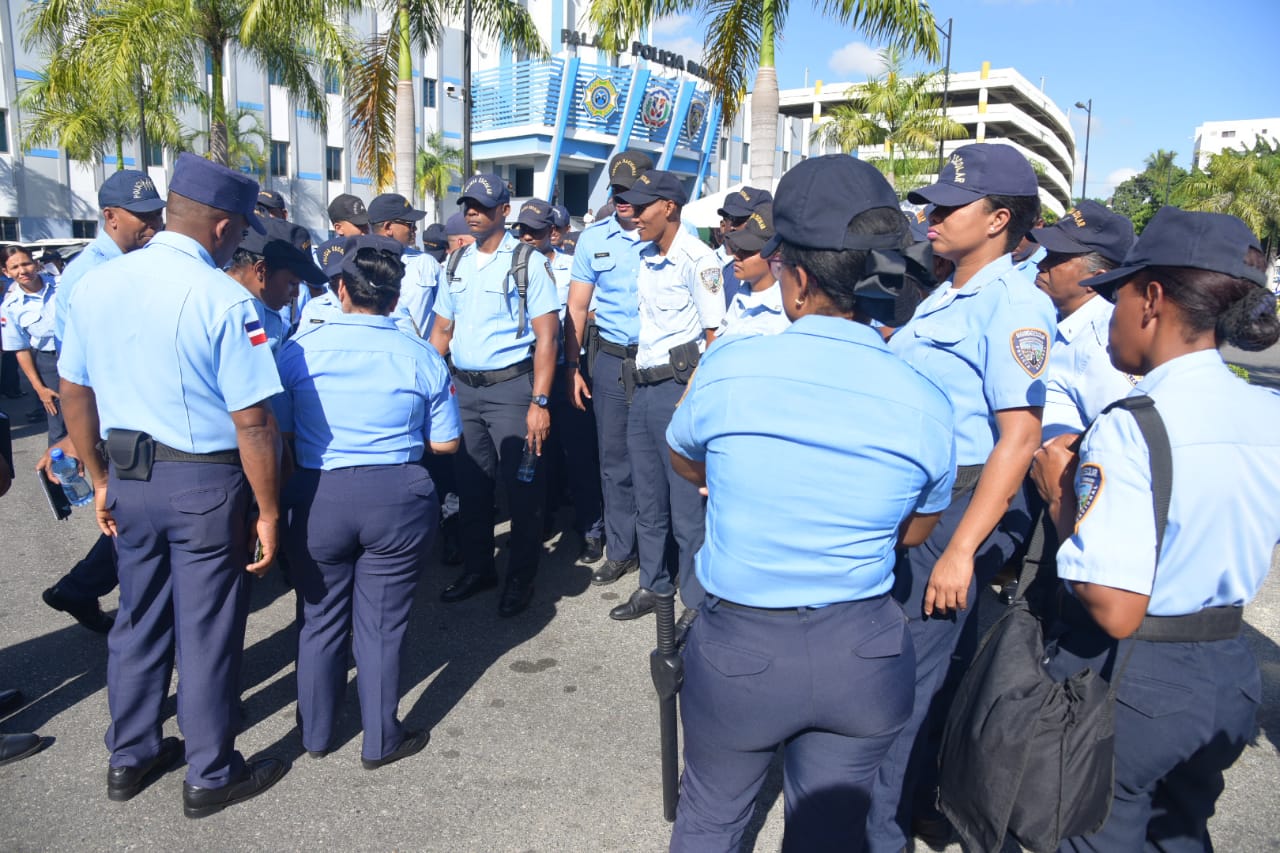 “Desde hoy y hasta que culminen las festividades de Fin de Año y Día de Reyes, estaremos ejecutando este operativo especial que busca mantener un clima de seguridad ciudadana y de convivencia pacífica que pueda ser percibido por todos”, dijo el Director de la Policía mayor general Ney Aldrin Bautista Almonte.