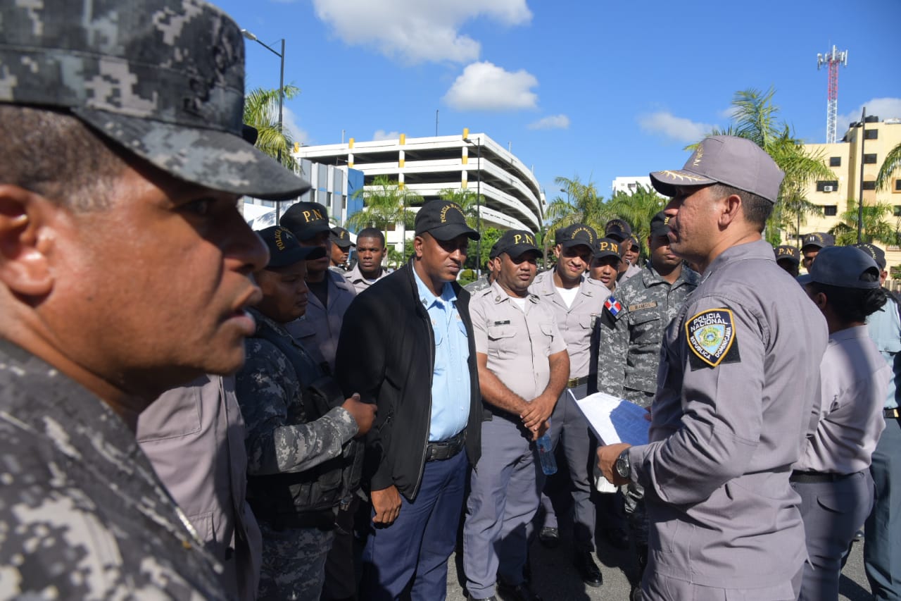 “Desde hoy y hasta que culminen las festividades de Fin de Año y Día de Reyes, estaremos ejecutando este operativo especial que busca mantener un clima de seguridad ciudadana y de convivencia pacífica que pueda ser percibido por todos”, dijo el Director de la Policía mayor general Ney Aldrin Bautista Almonte.