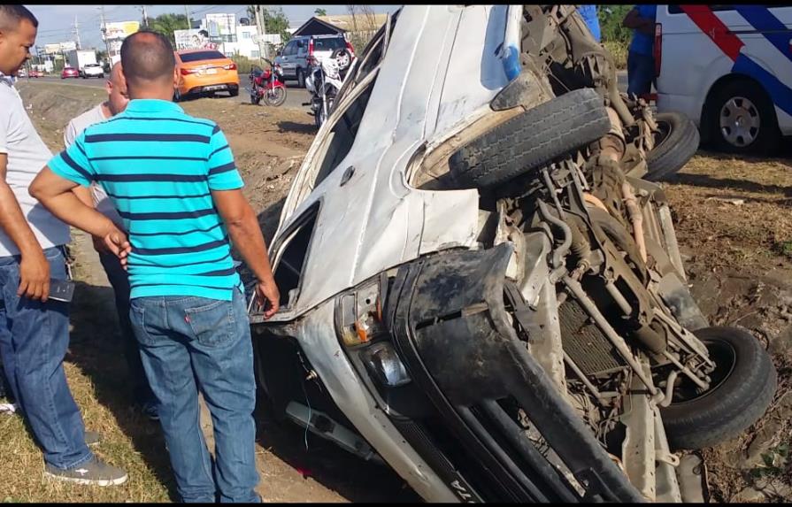 Al menos 10 personas heridas al volcarse guagua del transporte público en autopista Duarte
