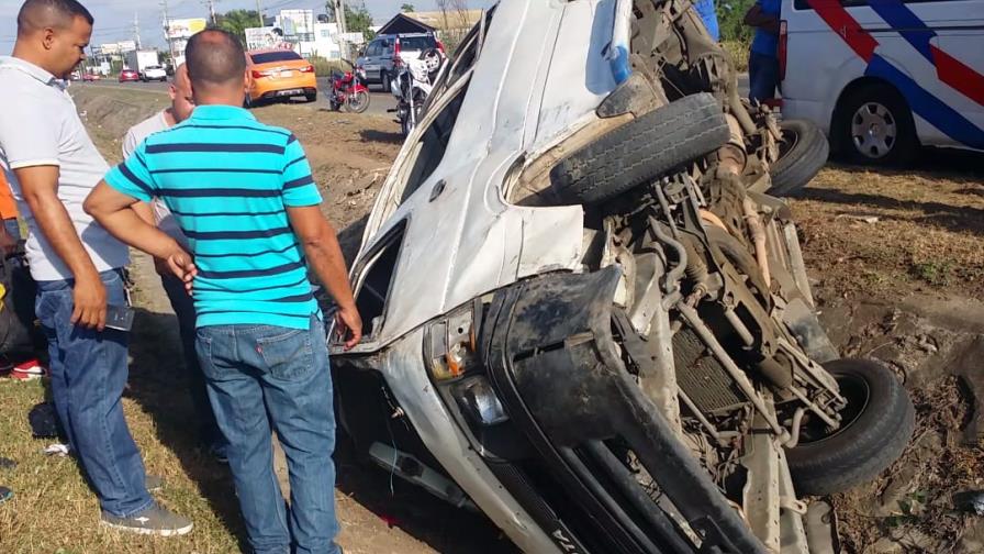 Al menos 10 personas heridas al volcarse guagua del transporte público en autopista Duarte Al menos 10 personas heridas al volcarse guagua del transporte público en autopista Duarte