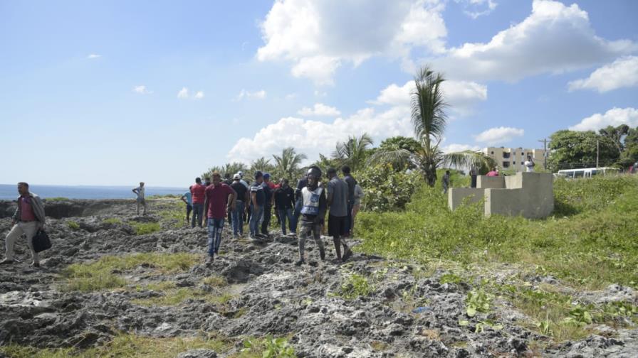 Muere hombre tras caer al mar en el vehículo que conducía