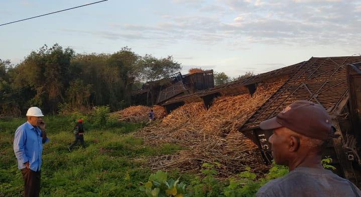Dos muertos y tres heridos al descarrilarse tren cargado de caña en La Romana