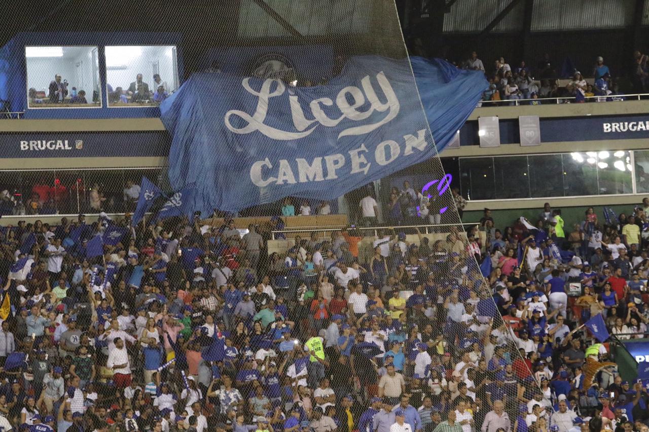 El estadio Quisqueya luce abarrotado de fanaticos en su mayoria liceístas.
