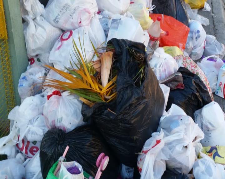 Cúmulo de basura amenaza la salud en el residencial Pablo Mella Morales