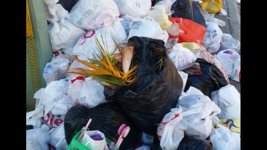 Cúmulo de basura amenaza la salud en el residencial Pablo Mella Morales