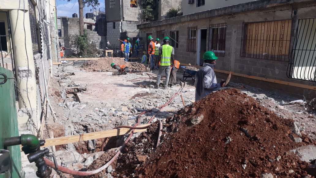 Trabajadores reparan casas afectadas por la explosión. 