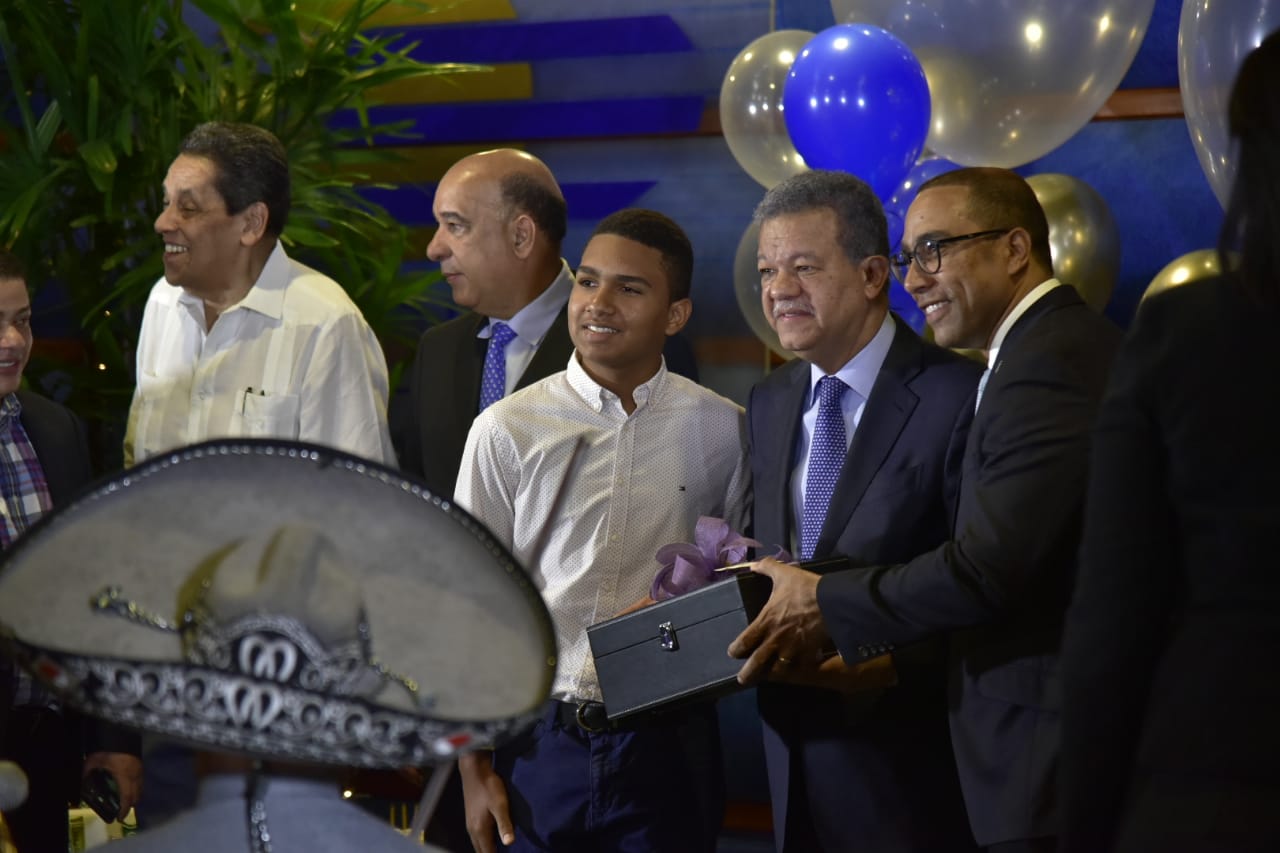 El exmandatario recibió varios regalos.