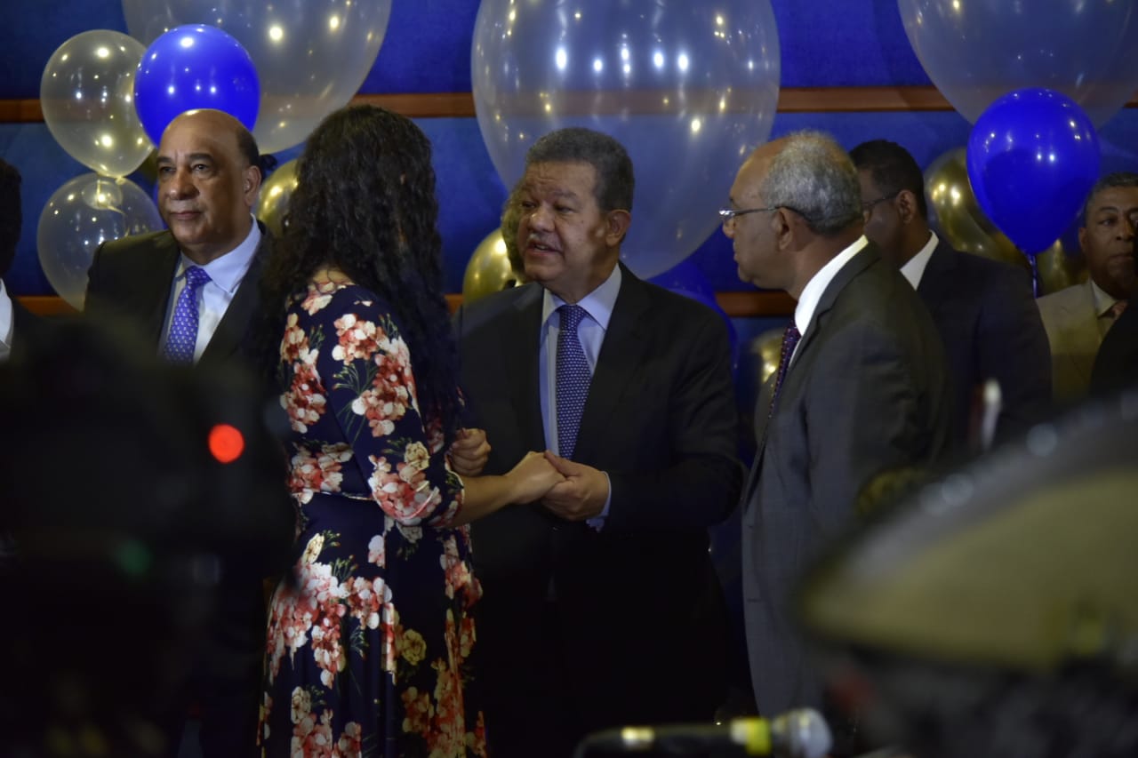 Los seguidores del ex mandatario acudieron temprano a felicitarlo.