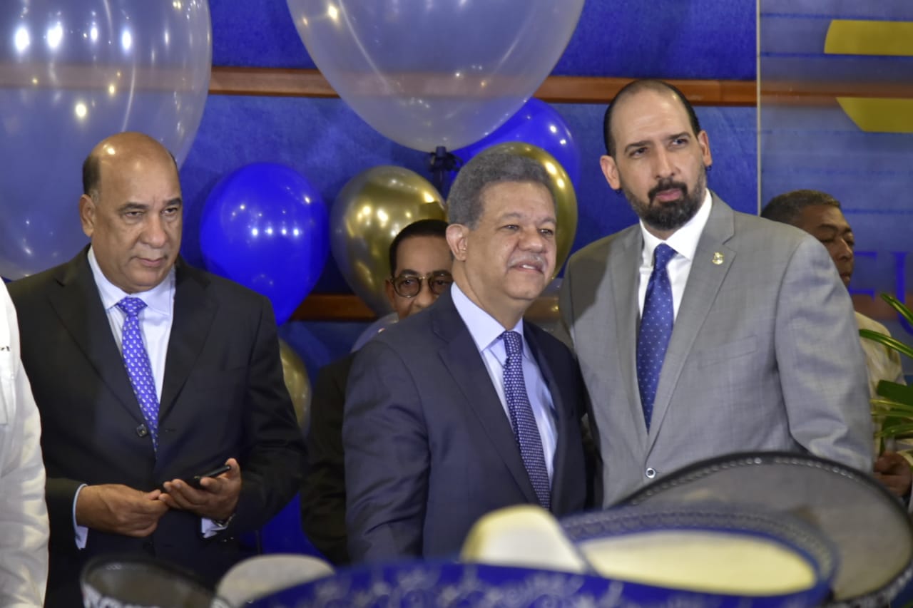 Leonel Fernández recibió los saludos de sus seguidores.