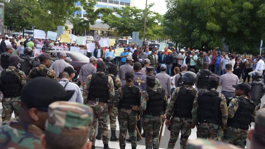 Choferes de la provincia La Altagracia protestan por devolución de rutas 