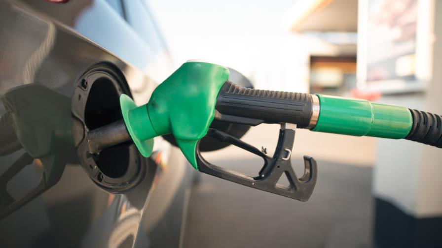 Largas colas en México para abastecerse de unos pocos litros de gasolina