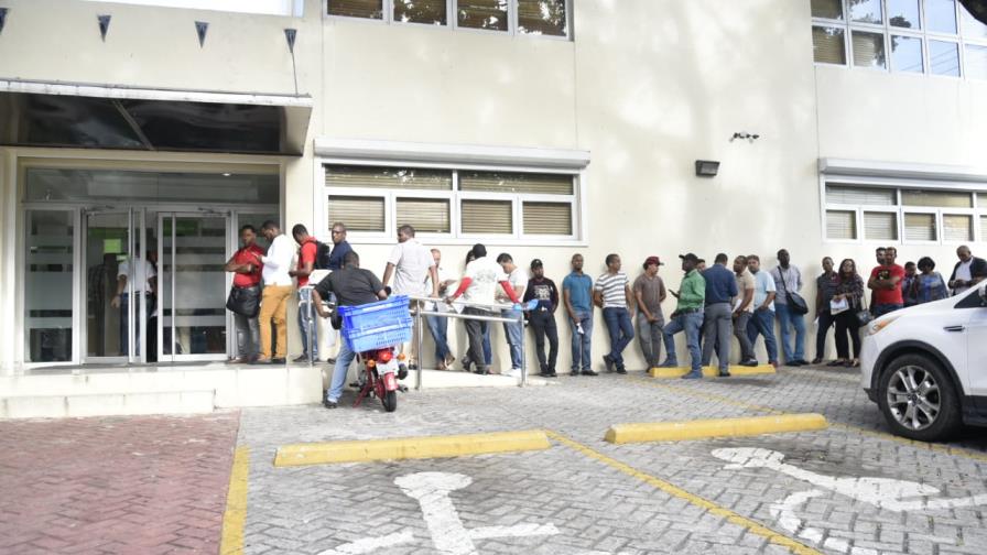 Largas filas en el último día para renovar el marbete