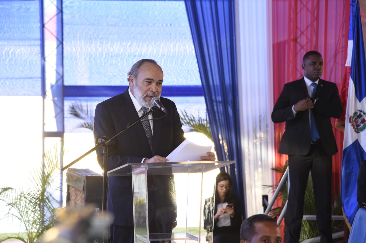 Francisco Pagán, director de la Oficina de Ingenieros Supervisores de Obras del Estado habla en el acto.