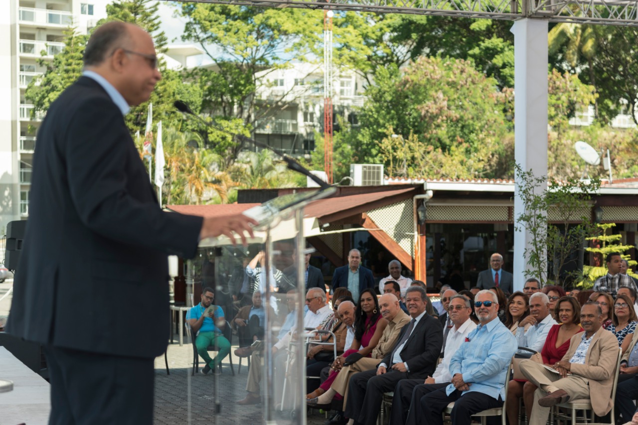 Leonel Fernández observa a Daniel Beltré durante su presentación