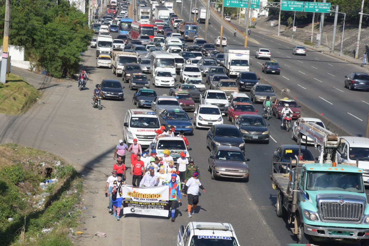 Caminantes salieron desde Santiago.