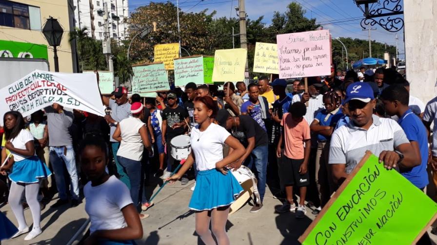 Vecinos de Las Flores en Pantoja acusan a miembros Policía de querer apoderarse de terrenos de escuela Vecinos de Las Flores en Pantoja acusan a miembros Policía de querer apoderarse de terrenos de escuela