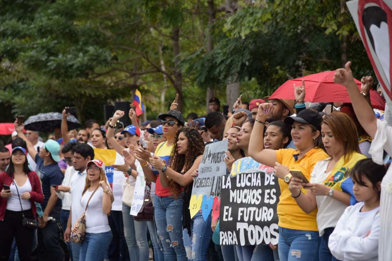 Jóvenes y adultos se reunieron en la avenida Anacaona.
