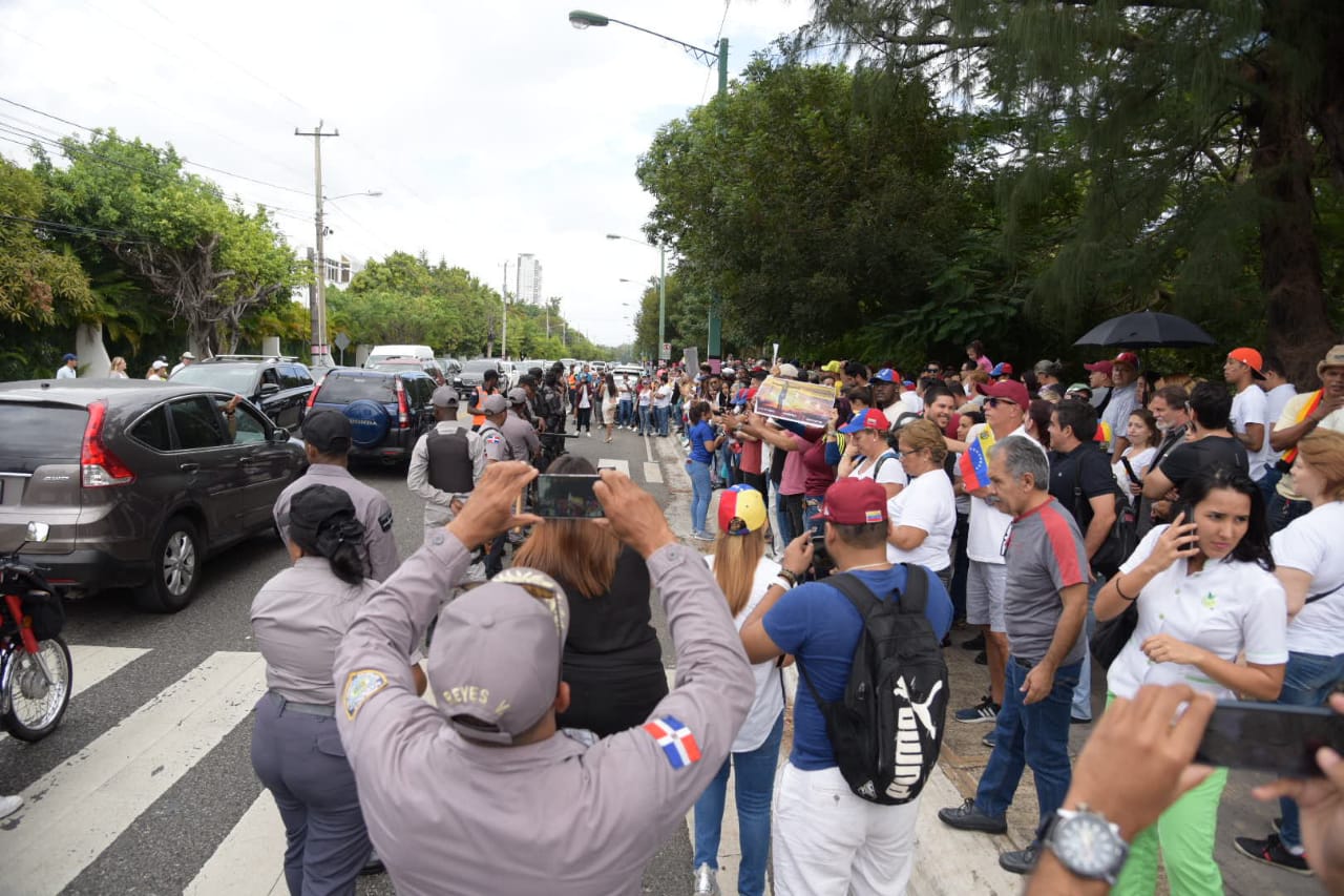 Agentes mantuvieron el tránsito libre a pesar de la gran cantidad de personas.