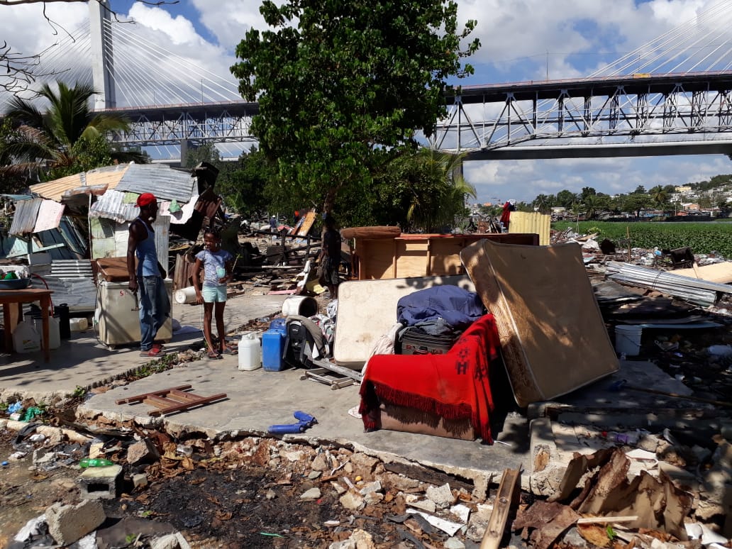 Vista de las víctimas de un desalojo en el barrio Los Guandules.