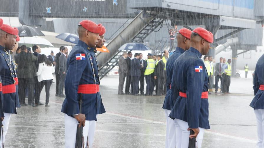 Pedro Sánchez llegó a RD; aguacero cambió el protocolo oficial Pedro Sánchez llegó a RD; aguacero cambió el protocolo oficial