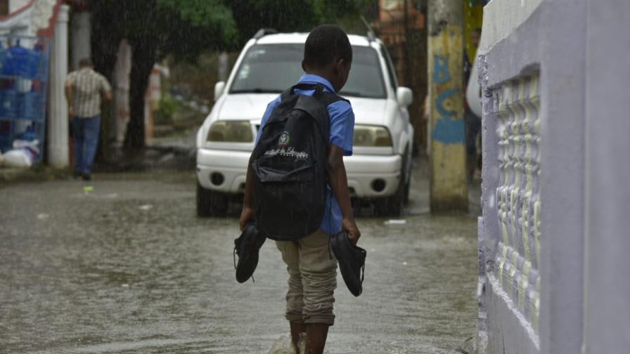 En sector Simonico exigen filtrantes para calle que se inunda En sector Simonico exigen filtrantes para calle que se inunda