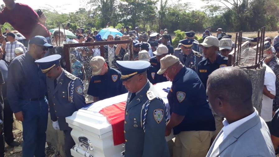 Sepultan policía que duró 12 días en estado de coma tras ser herido por delincuente 