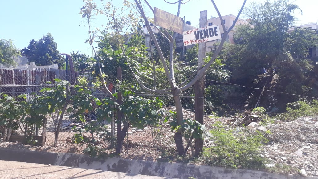 Solar invadido en venta.