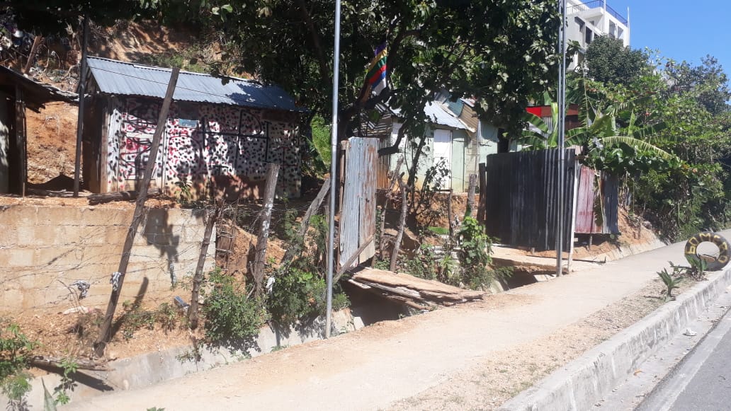 Vivienda levantada a orillas del autopista 6 de Noviembre.