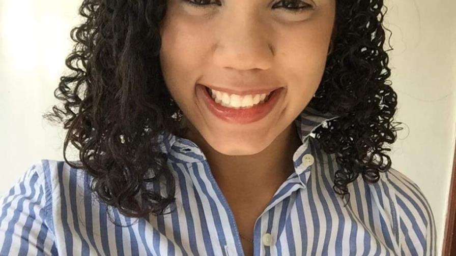 Dice que le negaron trabajo en un banco por tener el cabello rizo Dice que le negaron trabajo en un banco por tener el cabello rizo