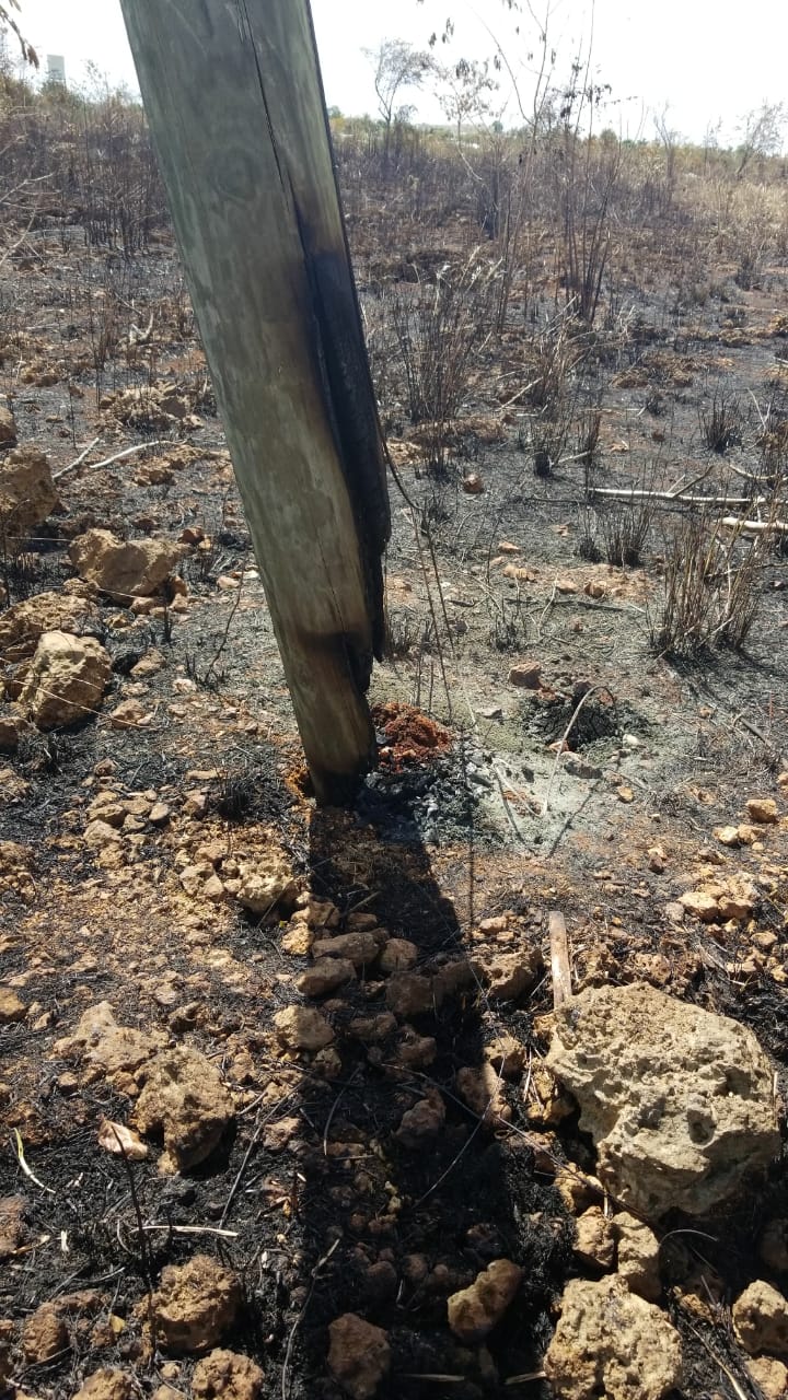 Uno de los postes afectados por el fuego. 
