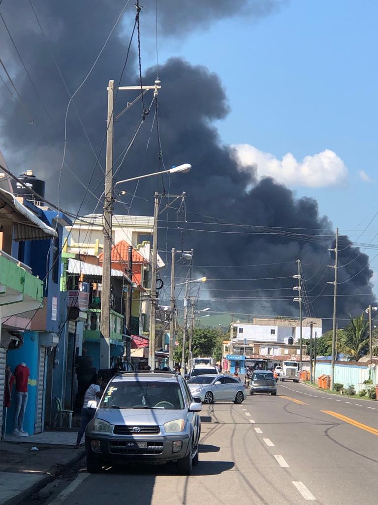 Reportan un bombero herido en destilería de Brugal en Puerto Plata