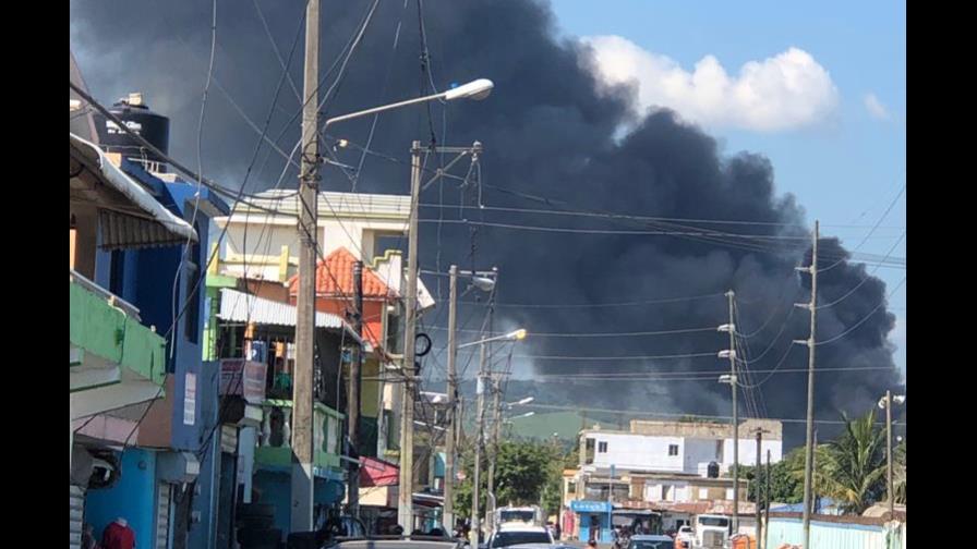 Reportan un bombero herido en destilería de Brugal en Puerto Plata