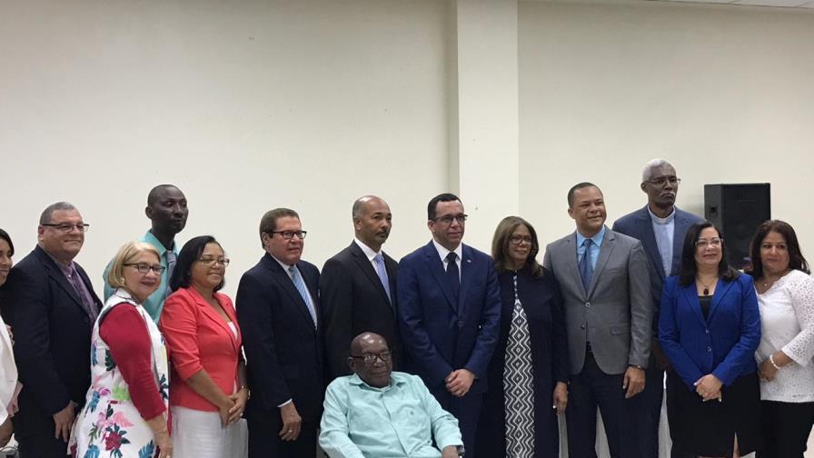 Ministerio de Educación firma acuerdo para que 38 colegios pasen al sector público 