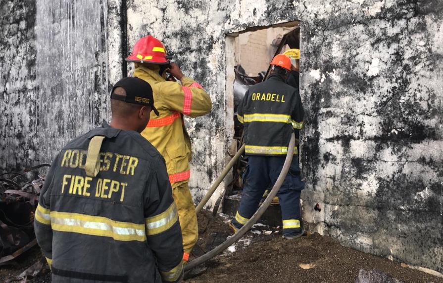 Tras más de 24 horas, bomberos logran sofocar incendio en depósito de ron de Brugal 